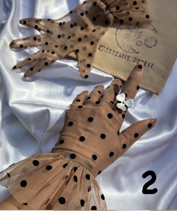 دستکش نسکافه ای با توپ مشکی